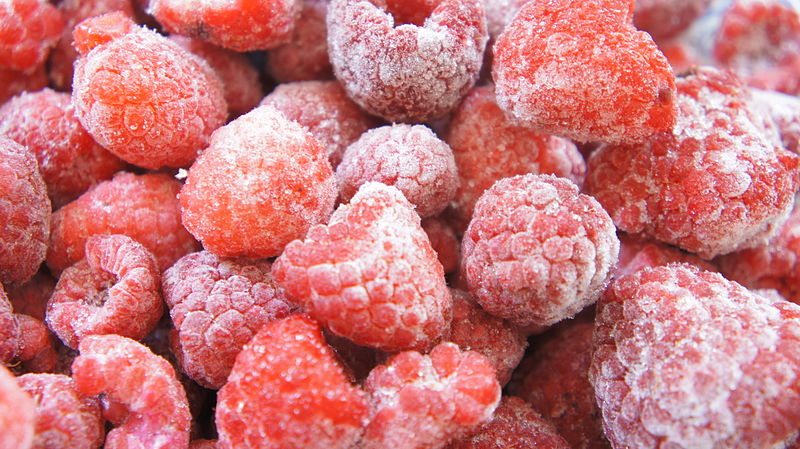 800px-Frozen_Raspberries_-_3